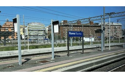 Incendio vicino ai binari sospesa l Alta Velocit sulla linea Roma Firenze cancellazioni e ritardi fino a 90 minuti