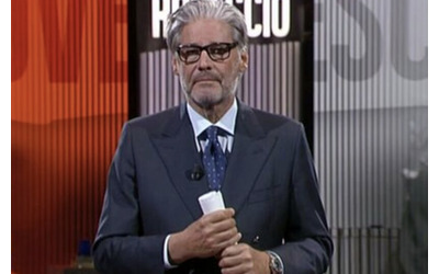 Io vi dico che siete degli stronzi ma non mi intimidite La settimana prossima vengo l non occorre portare una mazza basta il cervello se l avete Paolo Del Debbio agli aggressori della troupe di Dritto e Rovescio