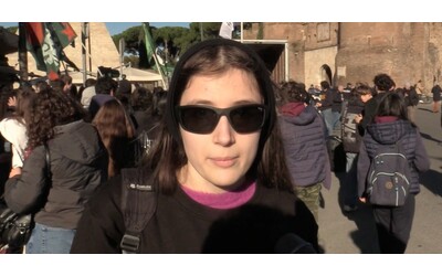 Istruzione, gli studenti in piazza a Roma contro il Governo: “Manovra è morte scuola pubblica. Rivendichiamo diritto allo studio”