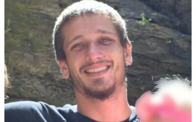 Kane Watson muore travolto da una duna di sabbia mentre giocava con i figli ecco cos successo