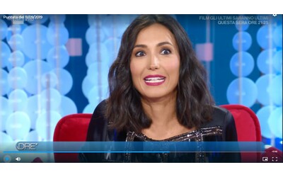 L albero di Natale in studio Non ci sono i soldi per farlo e non posso portare il mio le parole di Caterina Balivo e la reazione di Selvaggia Lucarelli