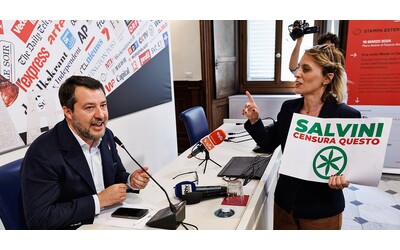 L’attivista pro cannabis e candidata Soldo interrompe l’intervista di Salvini e gli consegna una piantina. Il ministro: “La droga è morte”