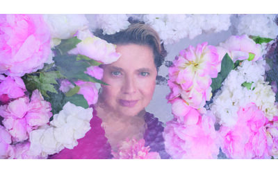 L et solo un dettaglio il Calendario Pirelli 2026 sfida i tab con un cast di dee over 40 Da Isabella Rossellini a Venus Williams si riscrive l immaginario della bellezza
