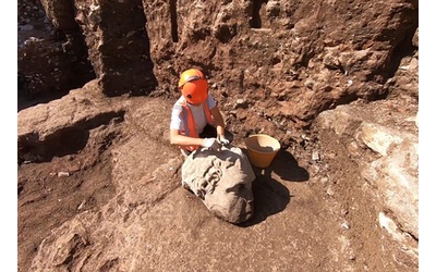 L ultima straordinaria scoperta dagli scavi al Foro di Traiano una gigantesca testa marmorea Video