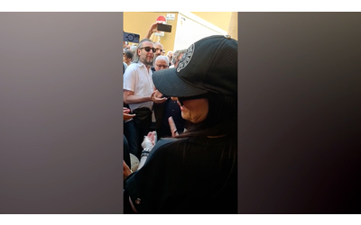 L ultimo omaggio a Celso Valli Laura Pausini canta Volare fuori dalla chiesa a Bologna