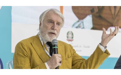 La comodit ci ha fatto diventare tutti scemi Oggi si chiede a ChatGpt come relazionarsi con gli altri Paolo Crepet a teatro con Il reato di pensare