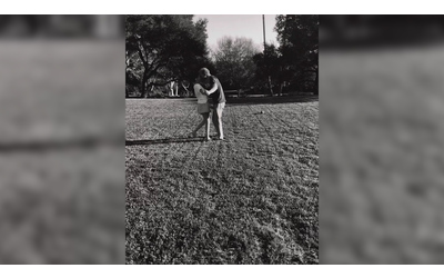 La danza a piedi nudi di Meghan e Harry il romantico ballo in giardino ripreso dalla figlia Lilibet