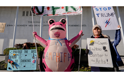 La Flotilla contro il genocidio e i costumi gonfiabili contro Trump cos le azioni simboliche diventano efficaci