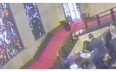 La rovinosa caduta dell assessore Cani che ha distrutto la vetrata del ministero del Made in Italy il video