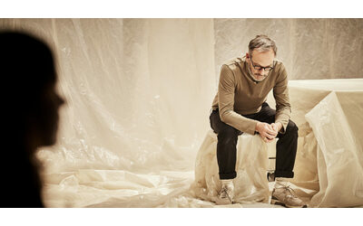 La sospensione tra la vita e la morte l esame delle cicatrici i fantasmi di chi non c pi le voci delle vittime degli attentati del 13 novembre a Parigi portate in scena per un rito collettivo