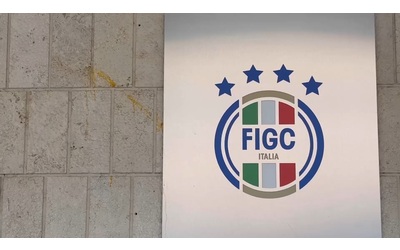 Lancio di uova contro la sede della Figc durante la notte la contestazione dopo la sconfitta dell Italia di calcio