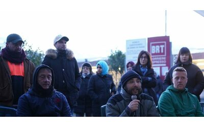 Lasciati a casa con un messaggio Whatsapp per aver scioperato Nuova protesta alla Brt di Pisa per i dipendenti interinali non confermati