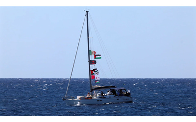 Le barche della Global Sumud Flotilla salpano da Portopalo verso Gaza le immagini della partenza