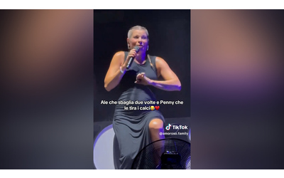 M ha dato una botta Penelope Maria scalcia e Alessandra Amoroso perde il filo durante il concerto Video
