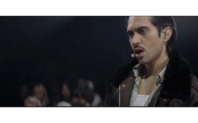 Mahmood a sorpresa presenta un brano inedito alla sfilata di Willy Chavarria Un anticipazione del nuovo album e intanto canta anche per Muccino VIDEO