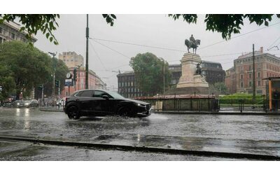 Maltempo allerta meteo rossa in Lombardia con temporali e forti venti Parchi chiusi a Milano