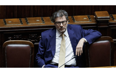 Manovra Lega di traverso il governo sfiora la crisi e si rimangia tutto il pacchetto pensioni Le opposizioni Implodono Giorgetti lasci