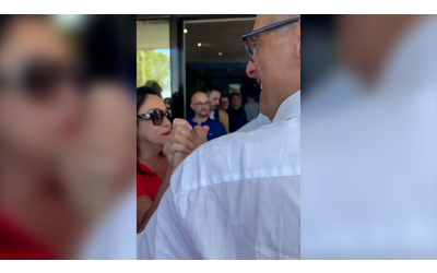 Matteo siamo tutti con te cori e applausi per Ricci a Fermo dopo l avviso di garanzia