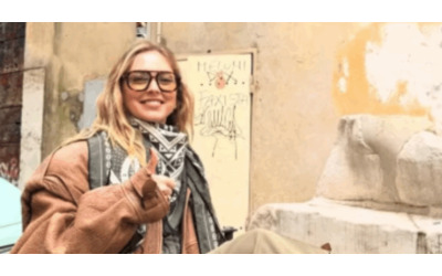 Meloni Dux fascista Chiara Ferragni pubblica una foto da Roma con una scritta contro la premier Poi la cancella