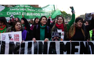 Migliaia di donne in corteo a Buenos Aires: è la protesta contro la violenza di genere e le politiche di Milei – Video