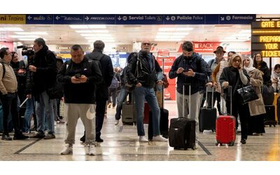 Milano, treni bloccati per un guasto elettrico: ritardi oltre due ore, caos in stazione Centrale. Interrotte linee per Venezia, Genova e Bologna