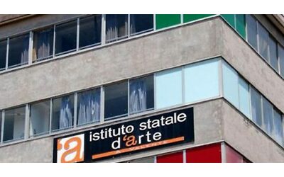 Minacciato con un coltello al collo dopo una lite studente 17enne ferito davanti a scuola a Sora si cerca l aggressore