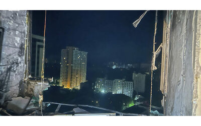 Missili e droni su Kiev strage di civili in un palazzo di 25 piani Almeno sei morti e 23 feriti tra loro anche un bimbo e una donna incinta