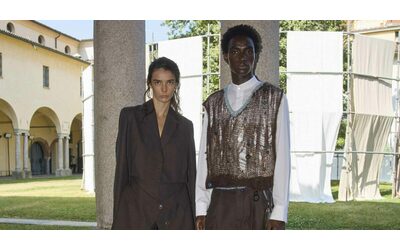 Modella sviene nel backstage prima di una sfilata della Milano Fashion Week portata via in ambulanza