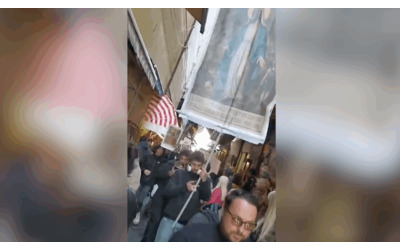 Napoli processione dell Immacolata contro la turistificazione selvaggia Citt sempre pi invivibile