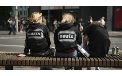 Non c era la sicurezza il pavimento era scivoloso per la birra e la ringhiera era troppo bassa parlano i testimoni dopo la morte del fan al concerto degli Oasis