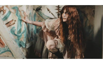 Non sapevo di avere un emorragia interna ho lavorato lo stesso Florence Welch racconta della gravidanza extrauterina e la rottura di una tuba di Falloppio