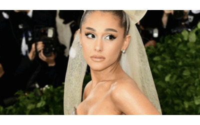 Oh mio Dio cos emozionante avere sei dita Vado sempre dicendo che mi servirebbe qualche arto extra Ariana Grande ironizza su un errore di Phoshop in una sua foto