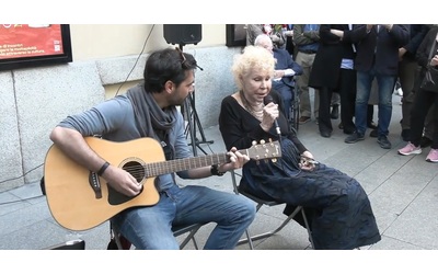 Ornella Vanoni quando sorprese tutti il 25 aprile improvvisa Ma mi per strada e parla di giovani e antifascismo