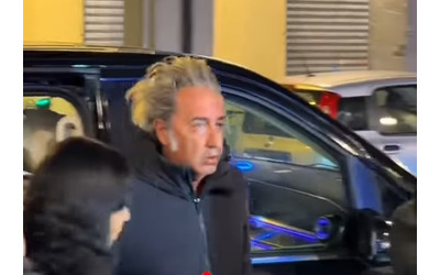 Paolo Sorrentino spiazza tutti e si concede un bagno di folla firma autografi e posa per i selfie ma c un altra versione della serata a Torino