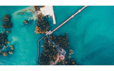 Parcheggia in riva al fiume e scende a fumare l auto si mette in moto e rotola in acqua morti annegati i figli di 6 e 8 anni