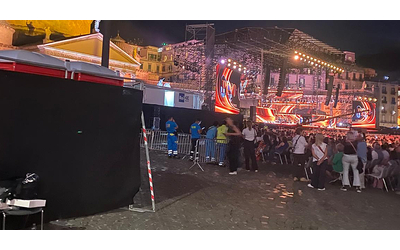 Piazza Plebiscito invasa di topi durante il Concerto per Pino Daniele Mentre il suo pubblico resta escluso