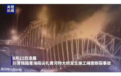 Ponte in costruzione crolla su se stesso almeno sei morti La tragedia per la rottura di un cavo Video