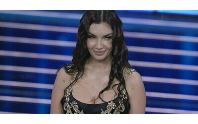 Porca tr a fate abbassare la musica ai festini di fianco agli hotel dove alloggiano i cantanti Elettra Lamborghini furibonda dopo l esibizione a Sanremo 2026
