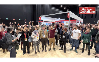 Protesta a Pi Libri Pi Liberi stand chiusi e cori con Bella Ciao contro l editore accusato di essere nazifascita