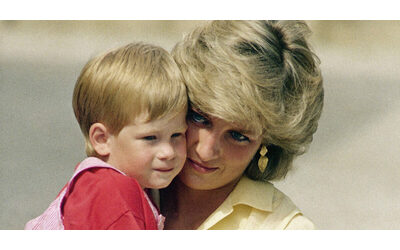 Quando mia madre morta poco prima del mio 13esimo compleanno ho pensato non voglio questo lavoro non voglio questo ruolo il principe Harry si commuove ricordando Lady Diana