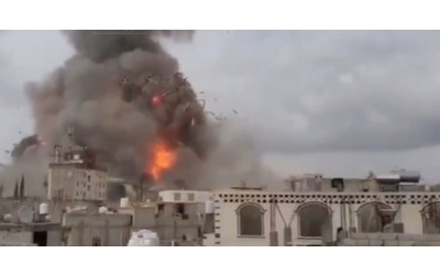Raid israeliani nello Yemen le immagini del bombardamento della capitale Sana a