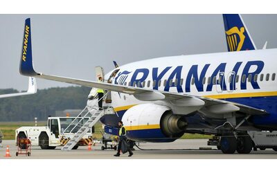 Ryanair cambia le regole: “120 euro di multa se si perde il volo o si fa il check-in in ritardo”. Dalle carte d’imbarco ai bagagli a mano, ecco le novità