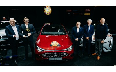 Salone di Bruxelles la Mercedes Benz CLA eletta Car of the Year 2026
