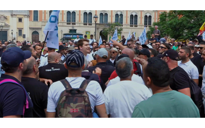 Sciopero dei taxi a Roma, tensione al presidio: spintonato e insultato il segretario dei Radicali con la maglietta “fermiamo le lobby”