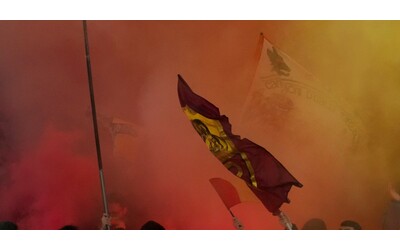 Scontri tra ultras e polizia nel centro di Nizza arrestati 103 tifosi della Roma in possesso di armi