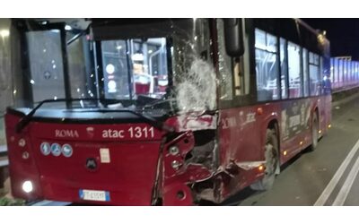 Scontro all alba tra un auto e un bus dell Atac morta a Ostia una 27enne S indaga per omicidio stradale