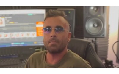 Sei stato chiamato in cielo per una festa in piazza Plebiscito a Napoli i funerali di Michele Noschese il dj Godzi morto a Ibiza Fuori dalla chiesa l inno di Mameli