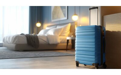 Si prega di usare il letto solo per dormire vietate tutte le altre attivit il cartello surreale affisso nella casa affittata su Airbnb