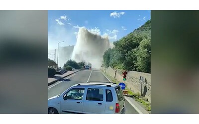 Sicilia, durante i lavori per la ferrovia è stato bucato l’acquedotto che rifornisce Messina: e sulla statale si crea un geyser