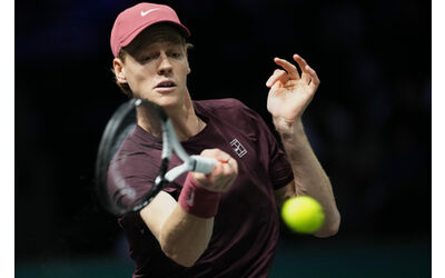 Sinner passeggia su Zverev domani in finale a Parigi per riprendersi il numero uno al mondo e fare un favore a Musetti